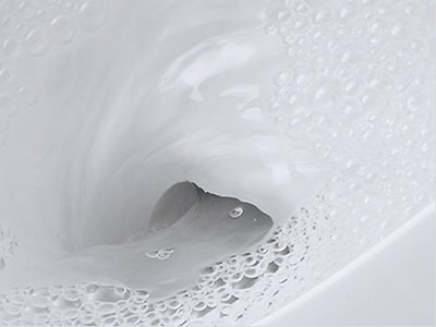 少量の水で勢いよく流す