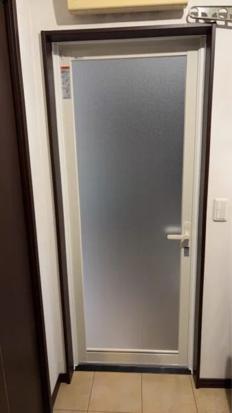 【名古屋市】浴室扉交換工事｜折り戸から一枚扉へ交換し、すっきりとした出入口に