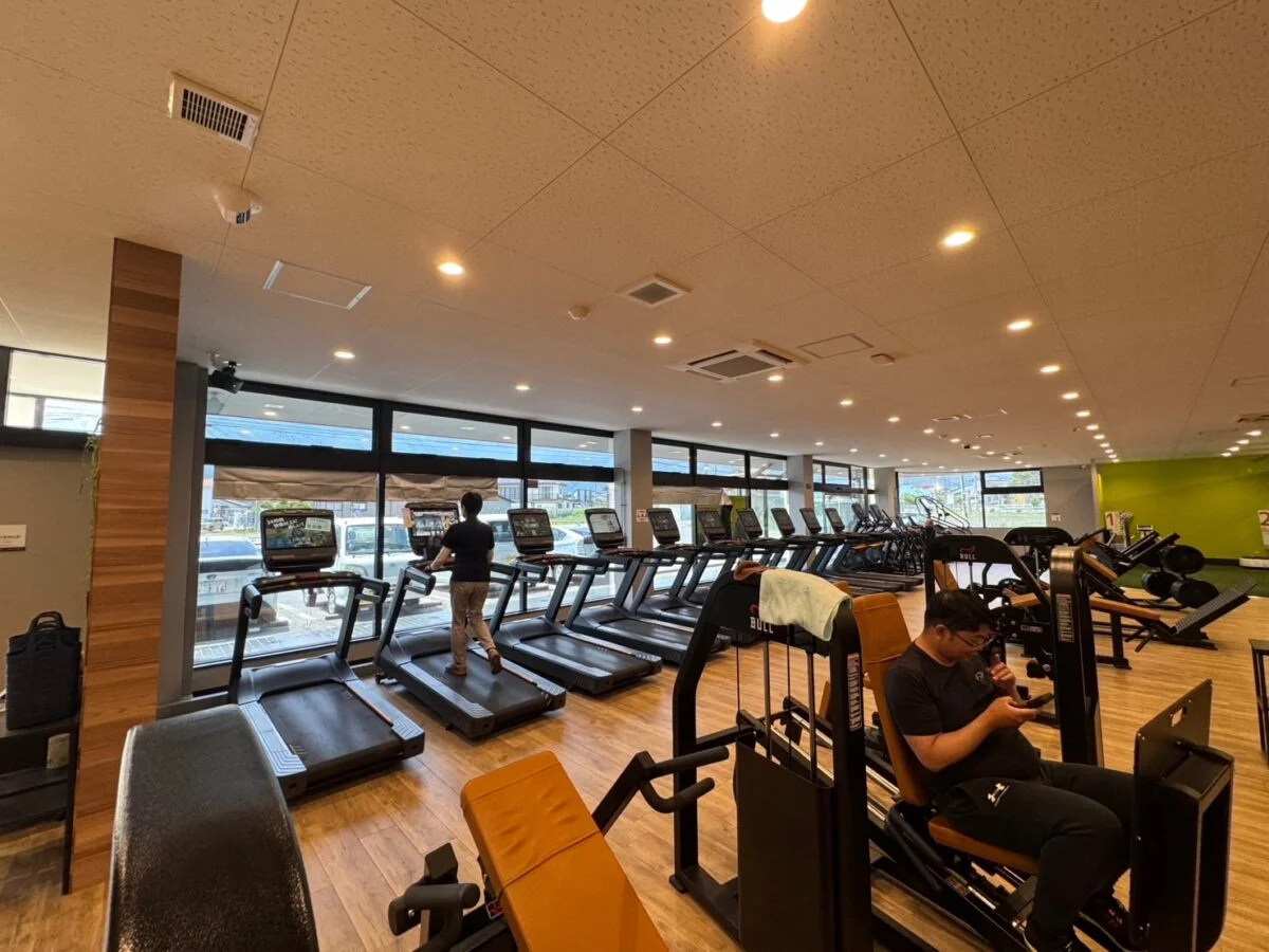 西日をやわらげ、快適なトレーニング空間を実現