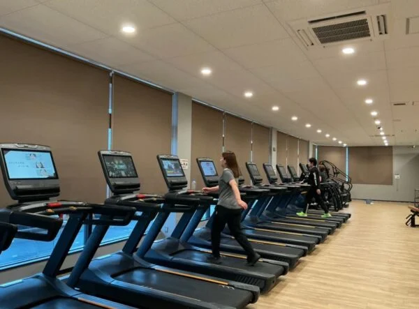 【駒ヶ根市】ロールスクリーン取付｜西日対策をしながら開放感を活かしたトレーニング空間へ