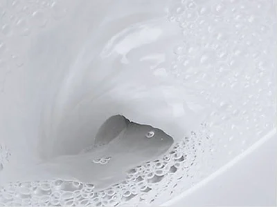 少量の水で勢いよく流す