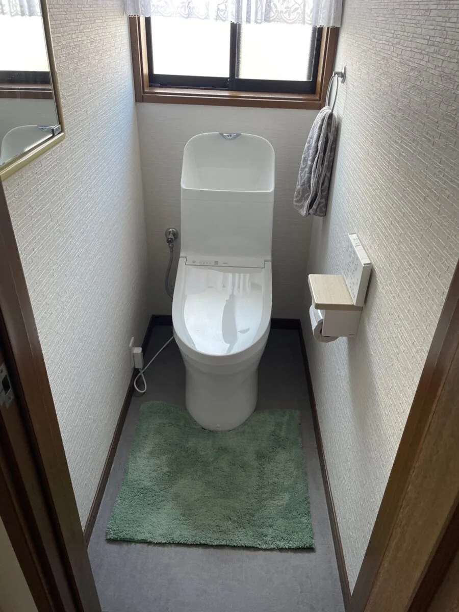設備の更新で、すっきりとした清潔感のあるトイレ空間へ
