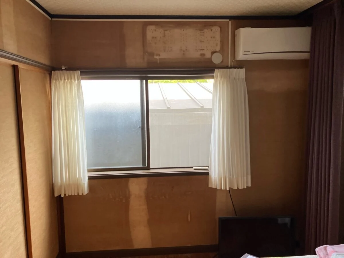 クロスを一新し、心地よく過ごせる洋間へ。